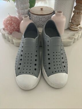 Native , women’s 10, men’s 8 Slip-On Jefferson shoes